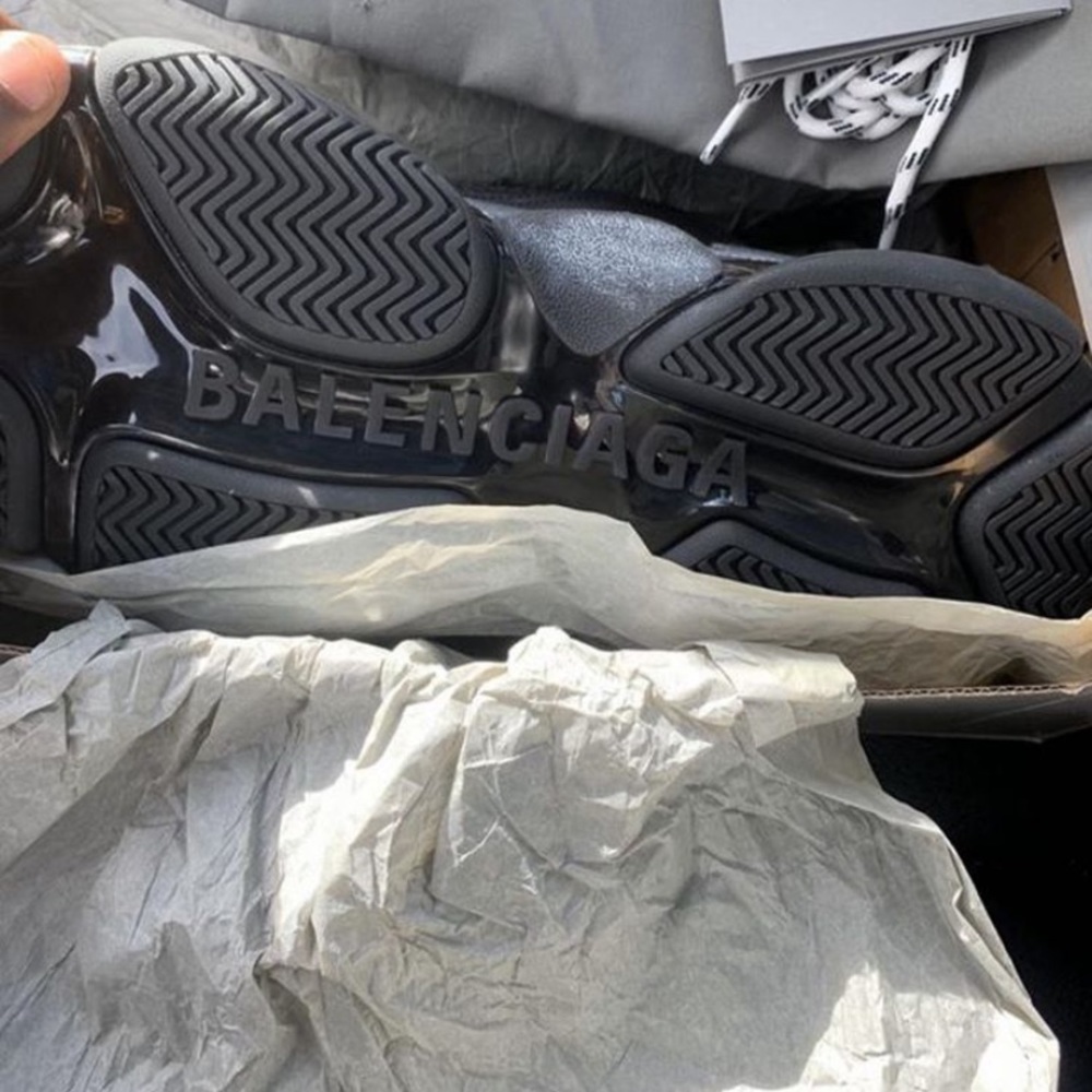Sneakers - Picture 5 of 6